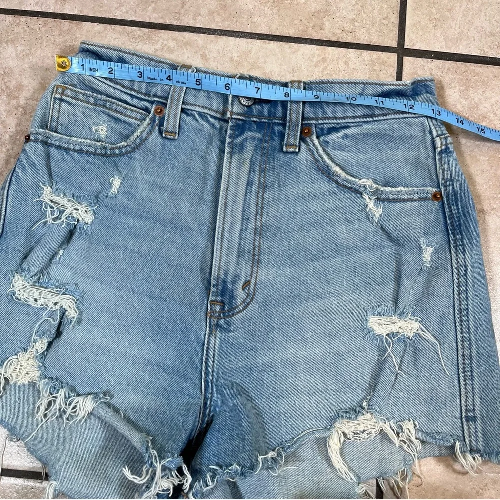 Abercrombie & Fitch Curve Love High Rise Mom Short Size 26/2 Distressed - Picture 6 of 6